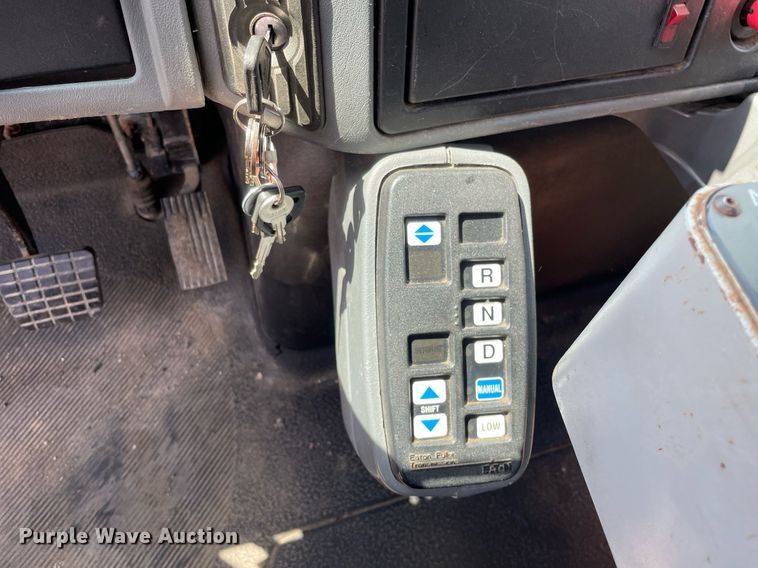 image for item LV9832 2005 International 7500  dump truck