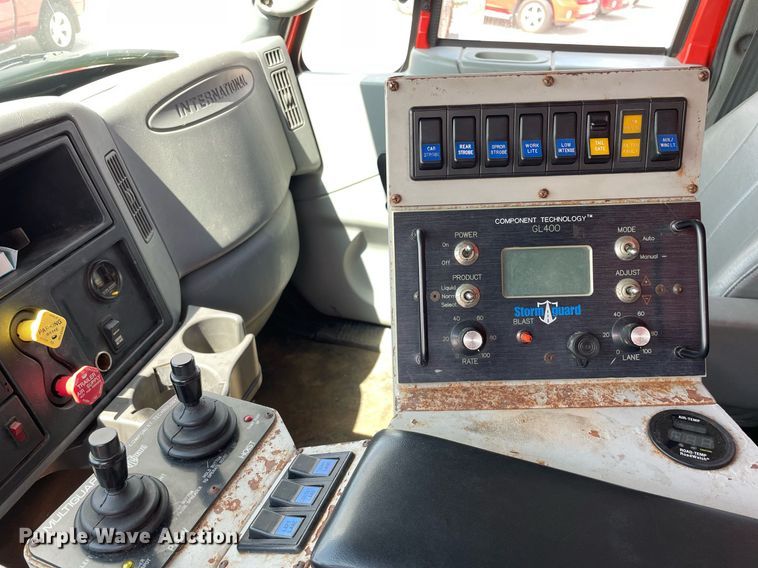 image for item LV9832 2005 International 7500  dump truck