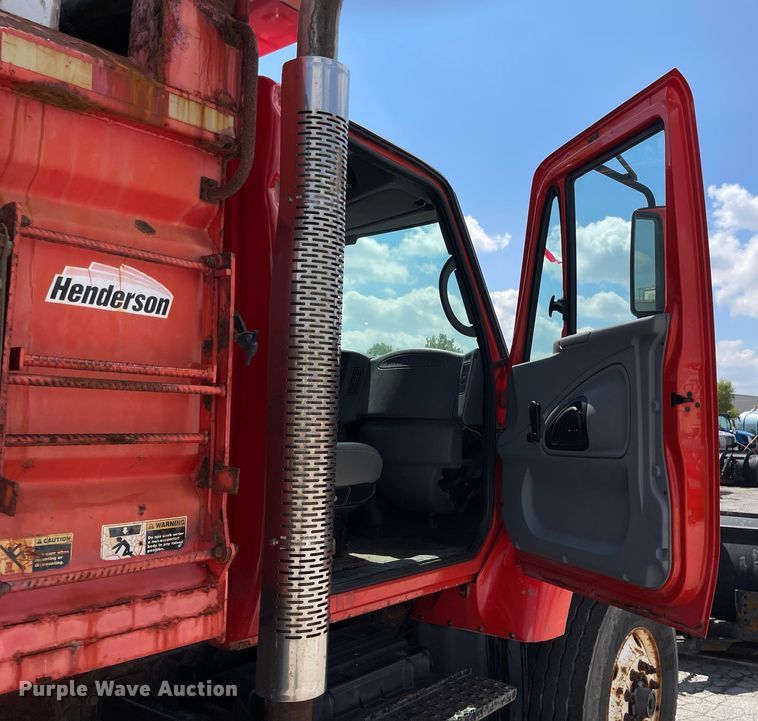 image for item LV9832 2005 International 7500  dump truck