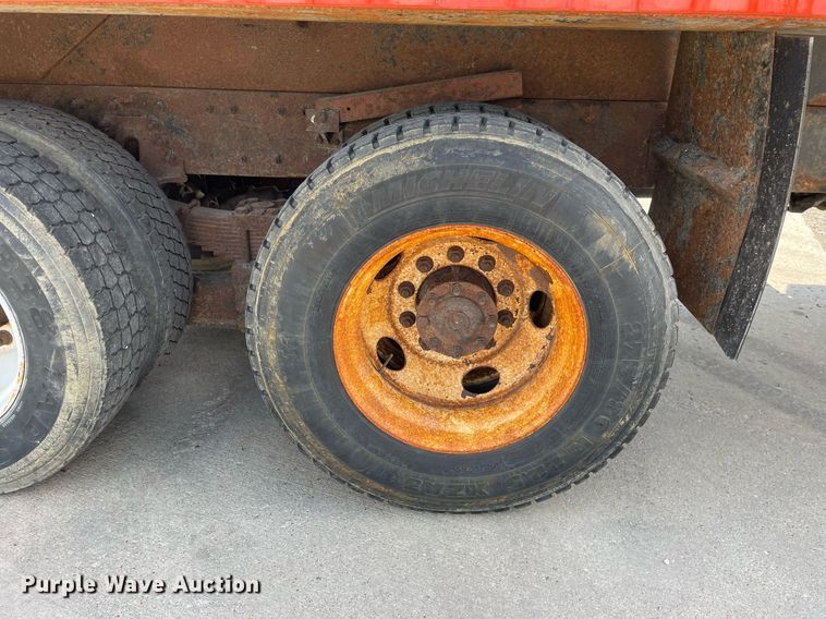 image for item LV9832 2005 International 7500  dump truck