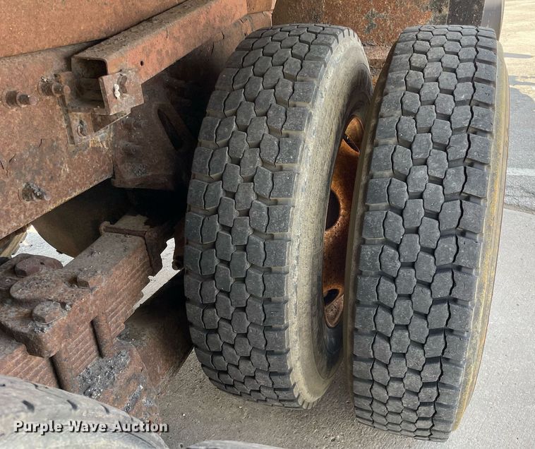 image for item LV9832 2005 International 7500  dump truck