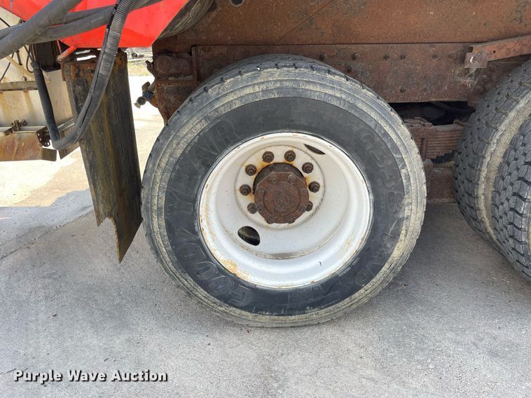 image for item LV9832 2005 International 7500  dump truck