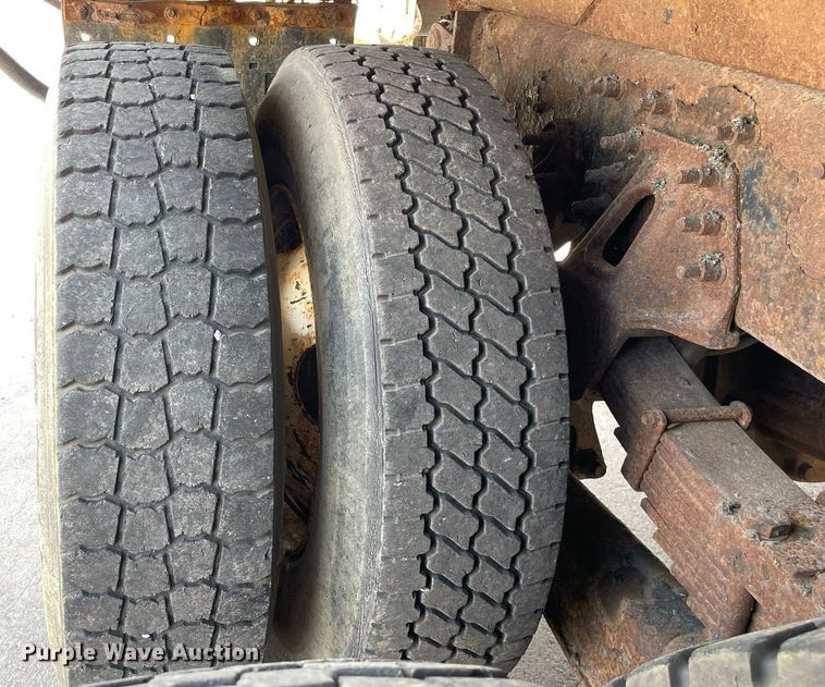 image for item LV9832 2005 International 7500  dump truck