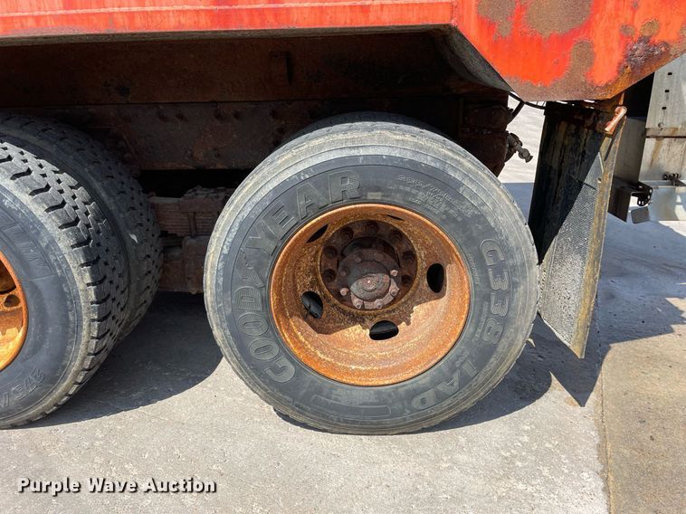 image for item LV9832 2005 International 7500  dump truck