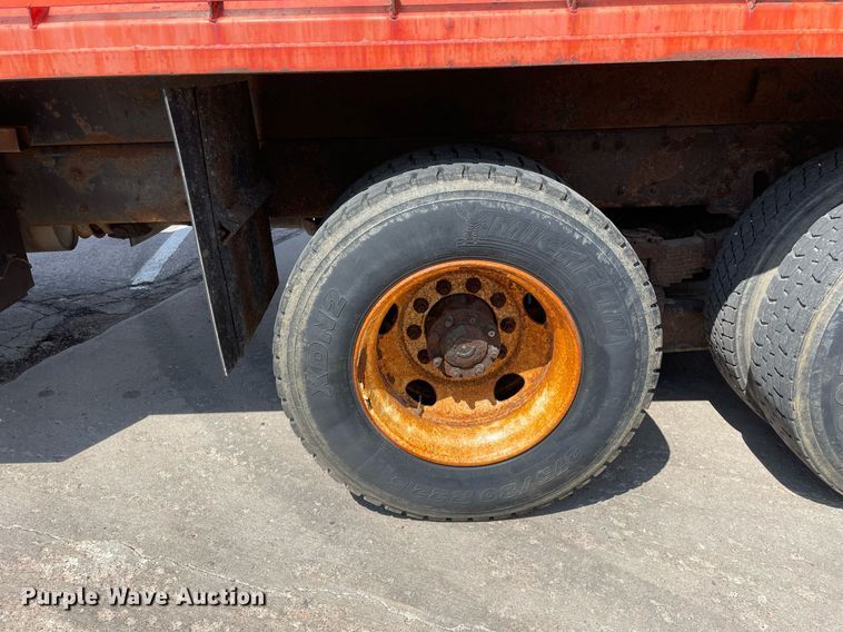 image for item LV9832 2005 International 7500  dump truck