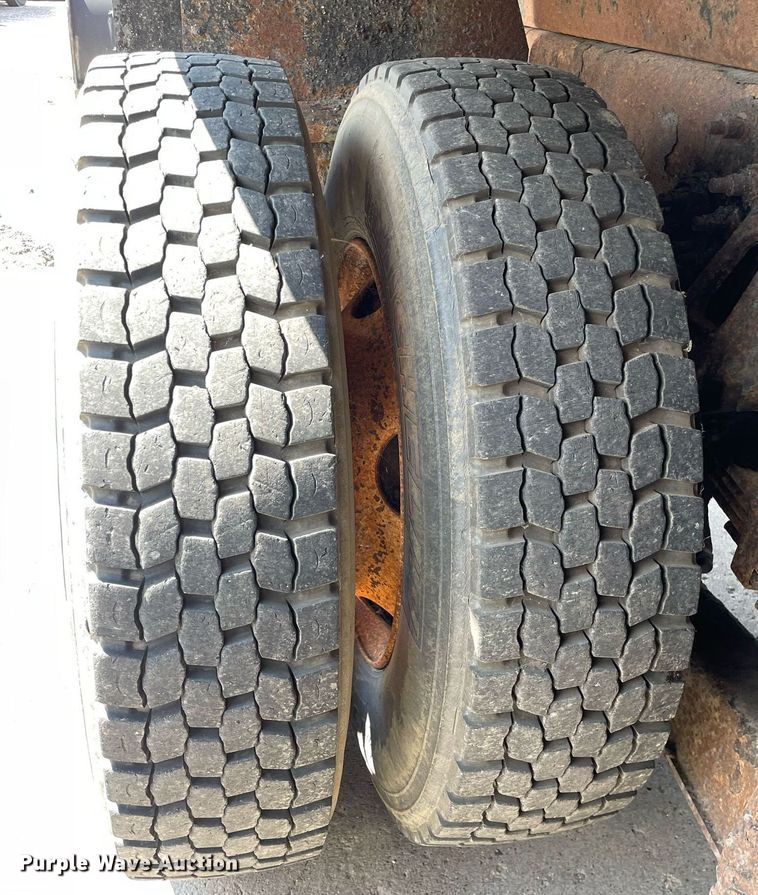 image for item LV9832 2005 International 7500  dump truck