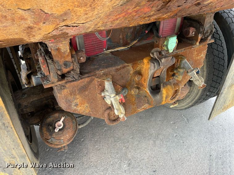 image for item LV9832 2005 International 7500  dump truck