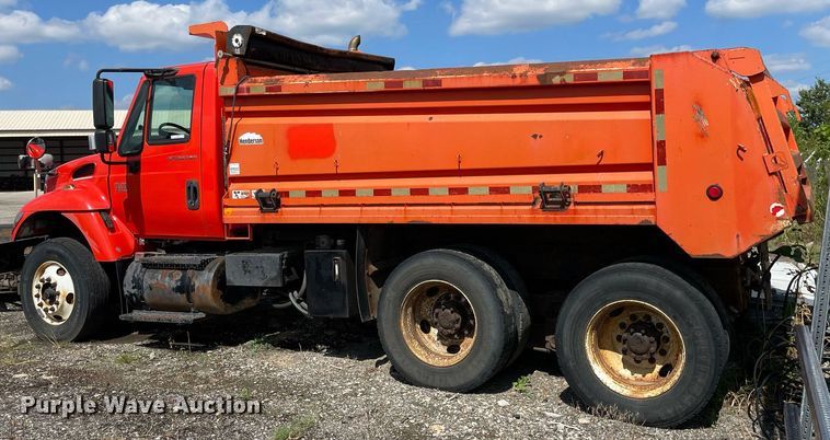 image for item LV9833 2005 International 7400  dump truck