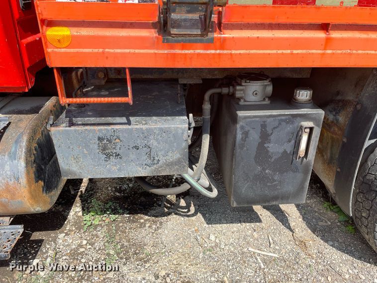 image for item LV9833 2005 International 7400  dump truck