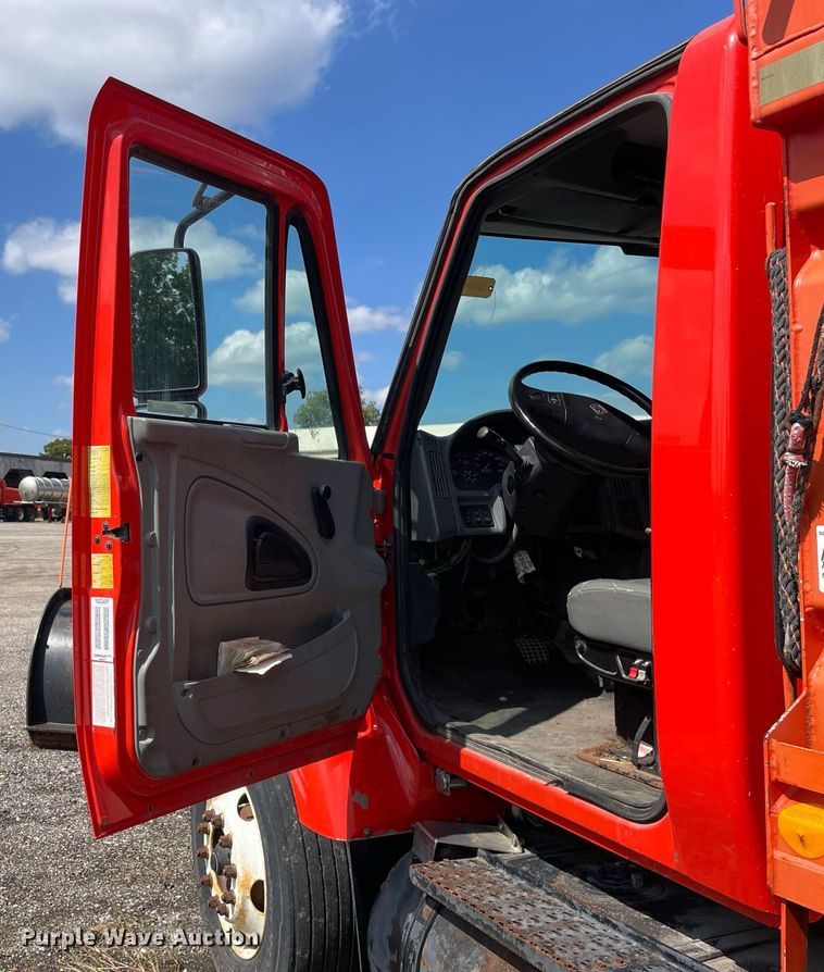 image for item LV9833 2005 International 7400  dump truck