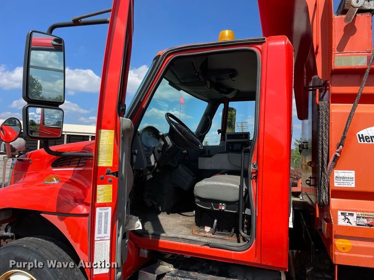 image for item LV9833 2005 International 7400  dump truck