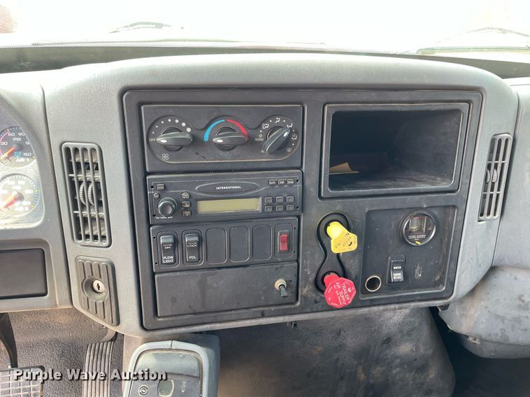 image for item LV9833 2005 International 7400  dump truck