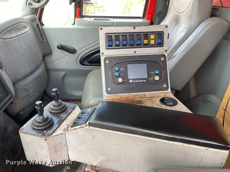 image for item LV9833 2005 International 7400  dump truck