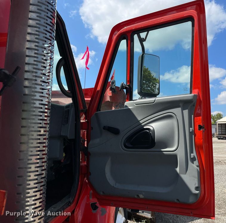 image for item LV9833 2005 International 7400  dump truck