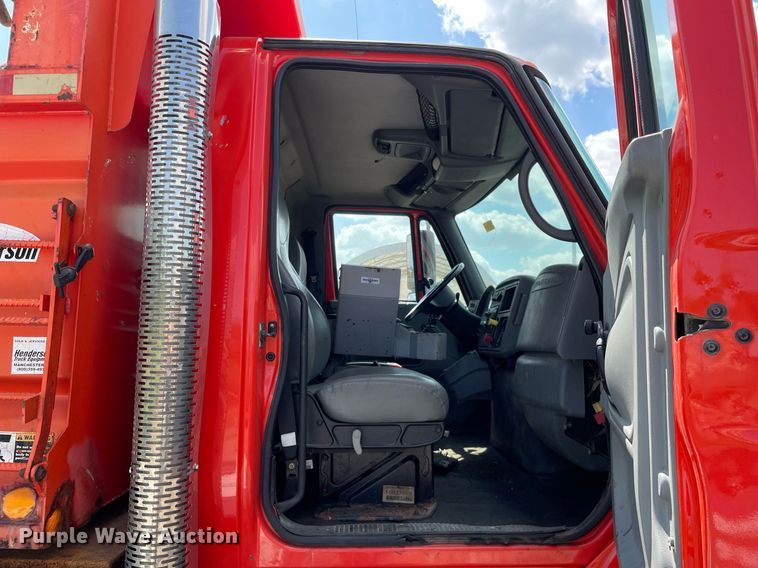 image for item LV9833 2005 International 7400  dump truck