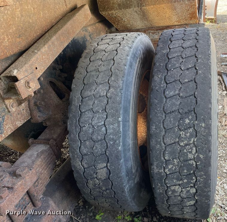 image for item LV9833 2005 International 7400  dump truck