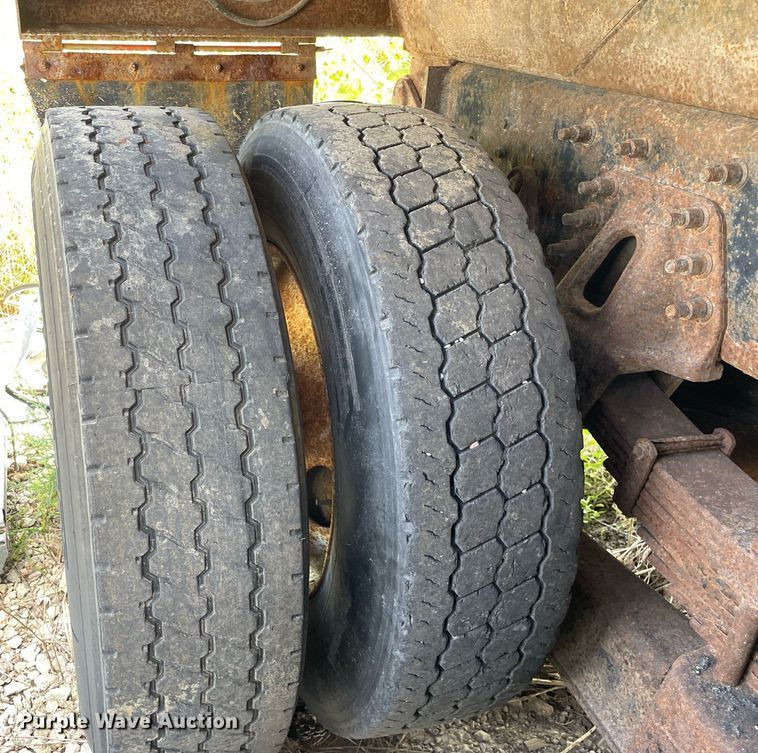 image for item LV9833 2005 International 7400  dump truck