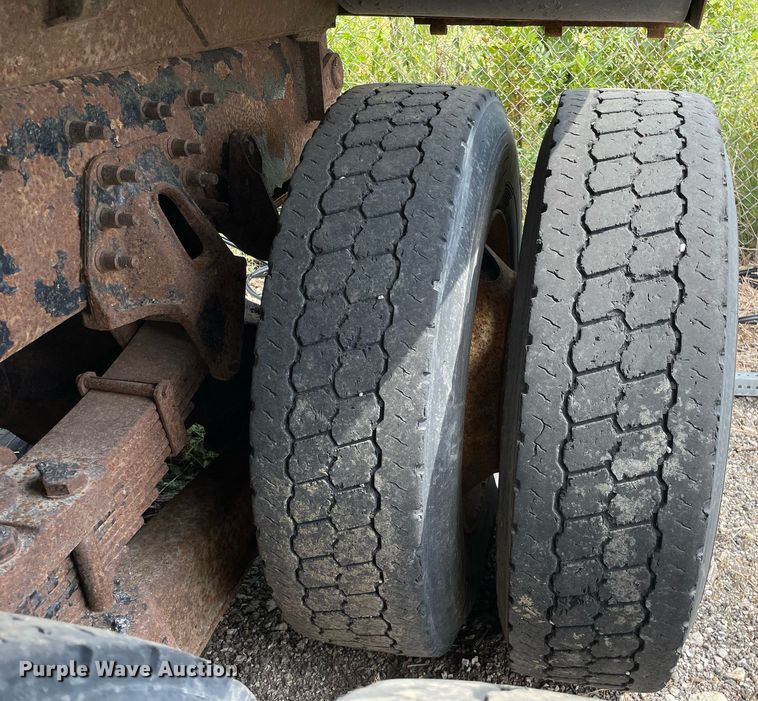 image for item LV9833 2005 International 7400  dump truck