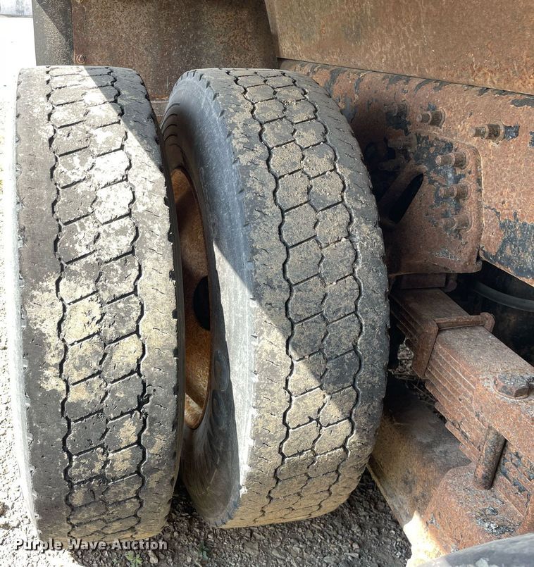 image for item LV9833 2005 International 7400  dump truck