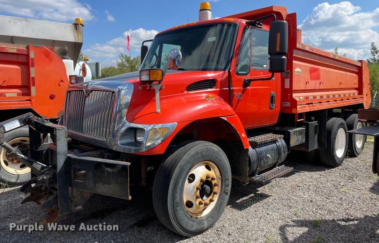 image for item LV9834 2005 International 7400  dump truck