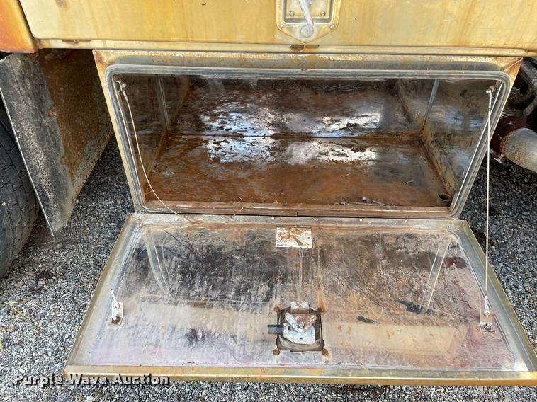 image for item LV9834 2005 International 7400  dump truck