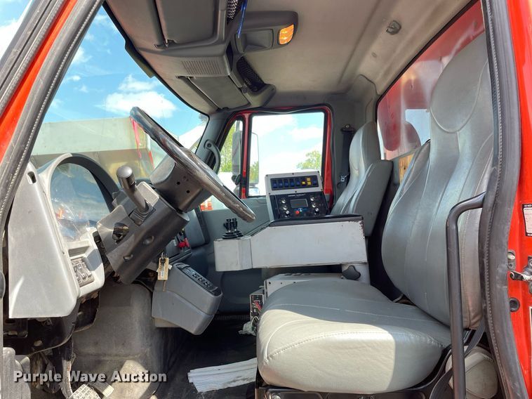 image for item LV9834 2005 International 7400  dump truck