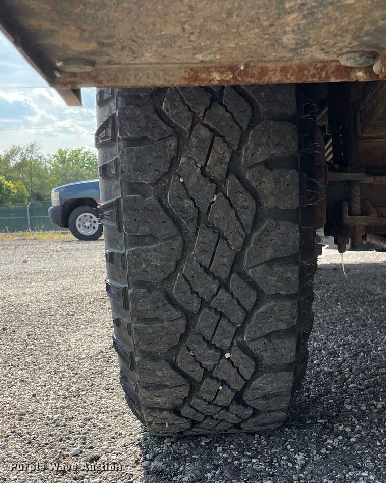 image for item LV9839 2011 Ford F250 Super Duty XL  utility bed pickup truck