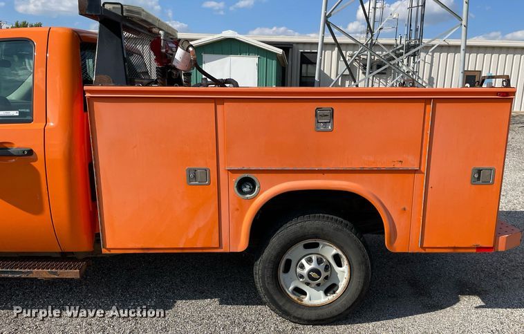 image for item LV9840 2012 Chevrolet Silverado 2500HD  utility bed pickup truck