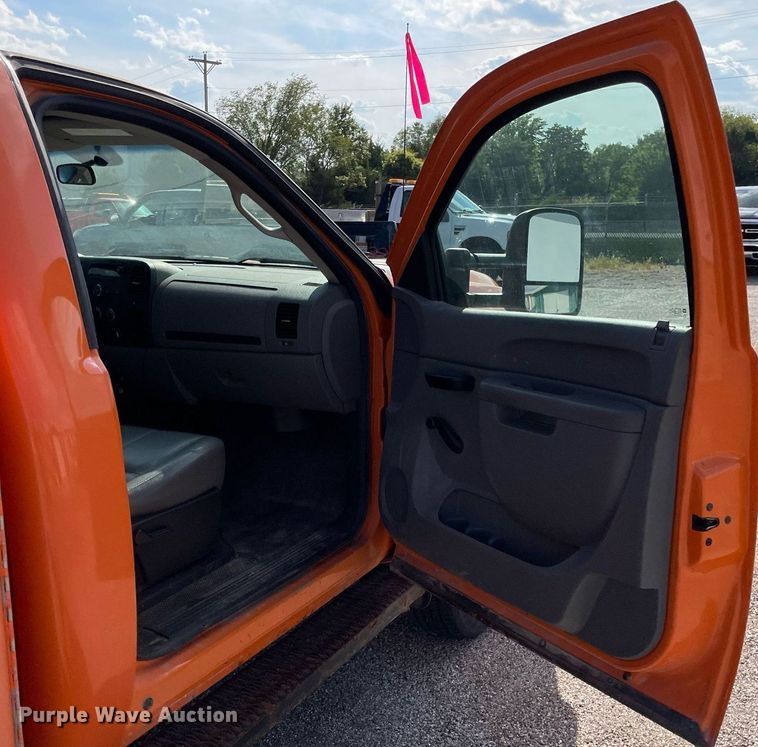 image for item LV9840 2012 Chevrolet Silverado 2500HD  utility bed pickup truck