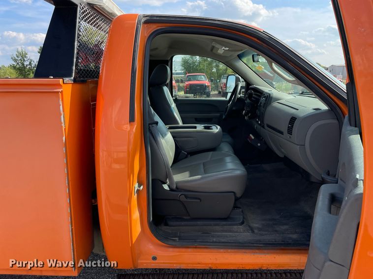 image for item LV9840 2012 Chevrolet Silverado 2500HD  utility bed pickup truck