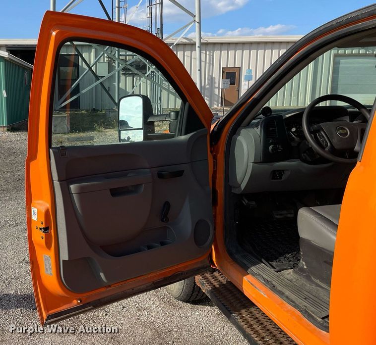 image for item LV9842 2012 Chevrolet Silverado 2500HD  utility bed pickup truck