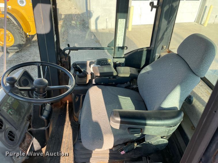 image for item LV9844 2006 John Deere 444J  wheel loader