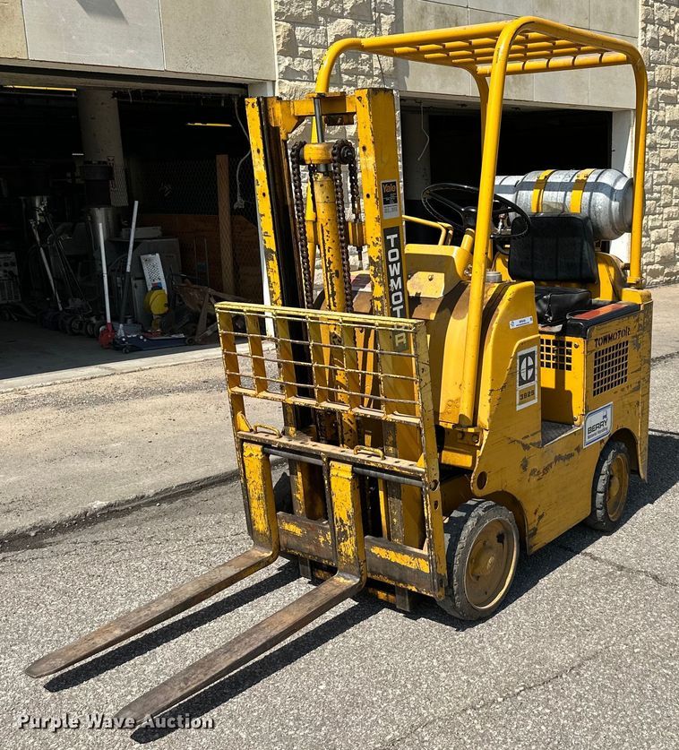 image for item MP9490 2001 Caterpillar Towmotor 392S  forklift