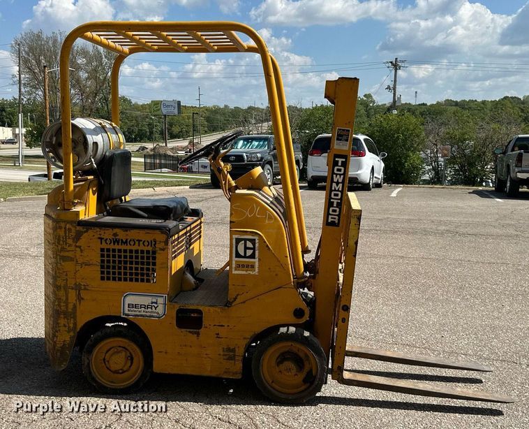 image for item MP9490 2001 Caterpillar Towmotor 392S  forklift