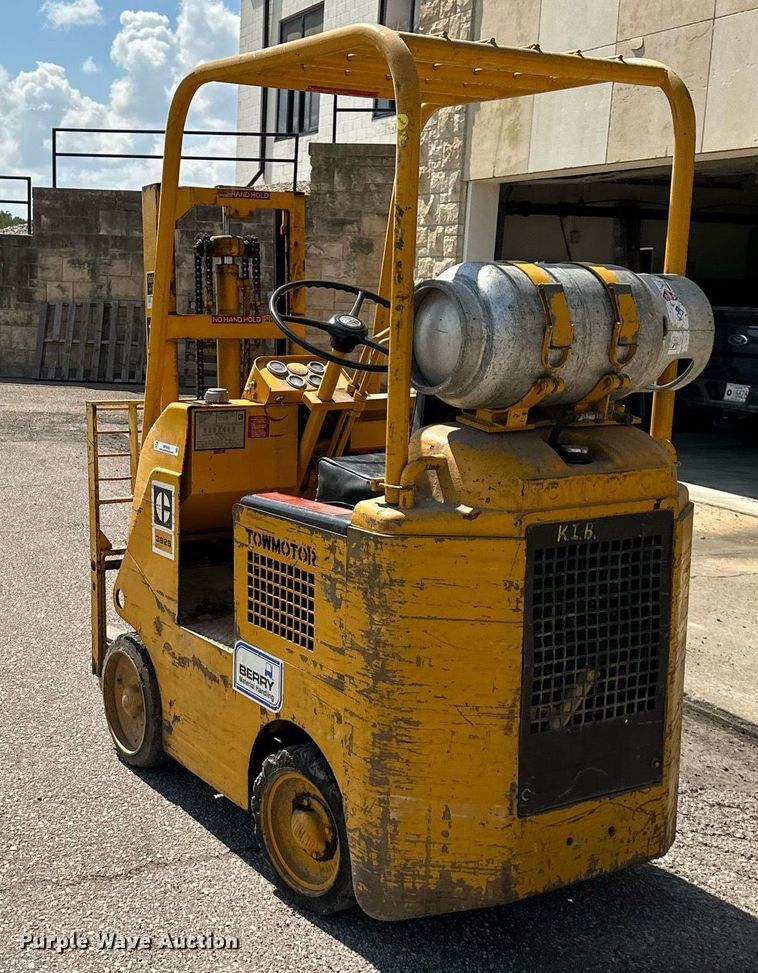 image for item MP9490 2001 Caterpillar Towmotor 392S  forklift