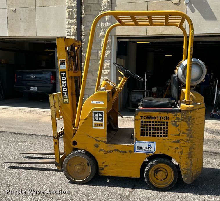 image for item MP9490 2001 Caterpillar Towmotor 392S  forklift