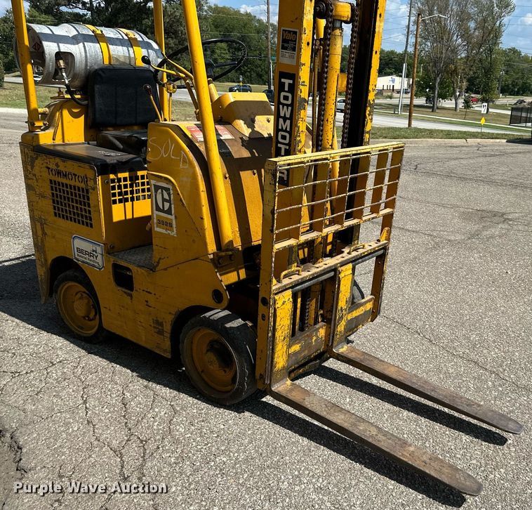 image for item MP9490 2001 Caterpillar Towmotor 392S  forklift