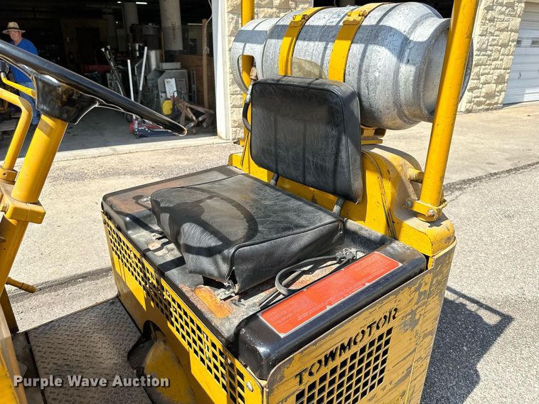 image for item MP9490 2001 Caterpillar Towmotor 392S  forklift