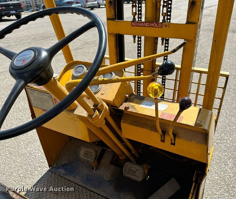 image for item MP9490 2001 Caterpillar Towmotor 392S  forklift