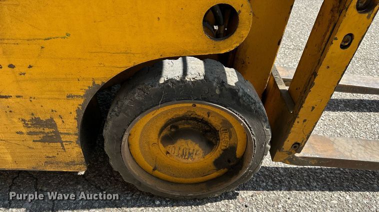 image for item MP9490 2001 Caterpillar Towmotor 392S  forklift