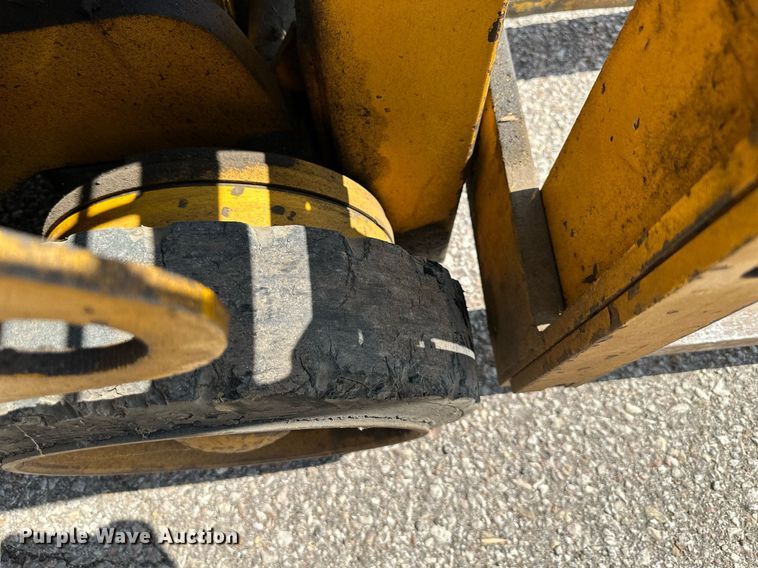 image for item MP9490 2001 Caterpillar Towmotor 392S  forklift