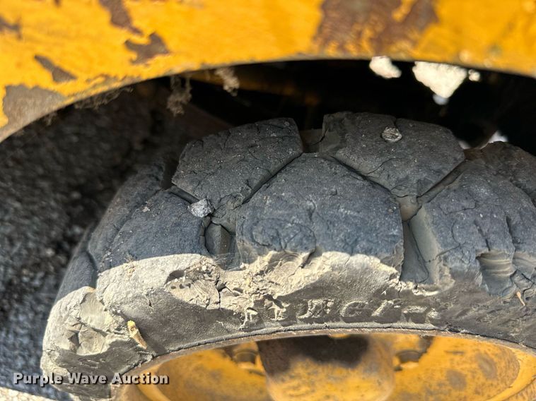 image for item MP9490 2001 Caterpillar Towmotor 392S  forklift