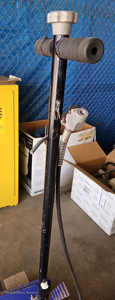 image for item MP9491 (2) Westward floor jacks