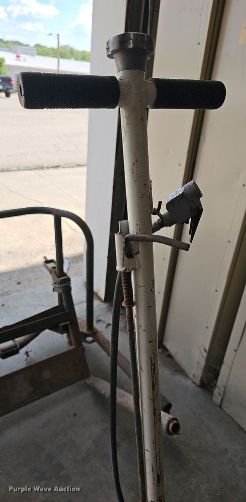 image for item MP9491 (2) Westward floor jacks