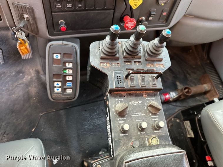 image for item NF9165 2007 International 7500  dump truck