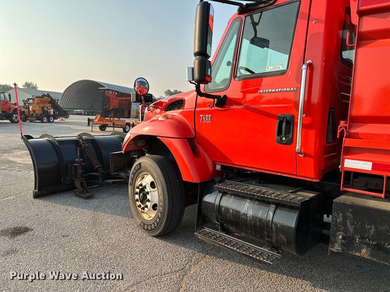 image for item NF9168 2007 International 7400  dump truck