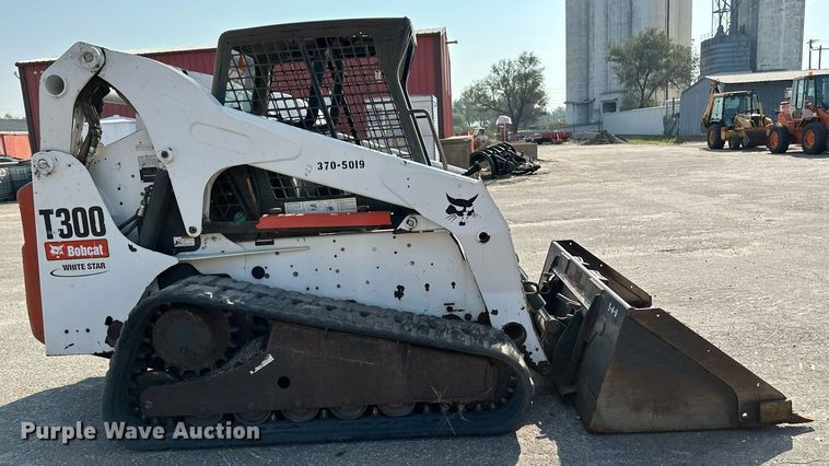 image for item NF9224 2009 Bobcat T300  tracked skid steer loader