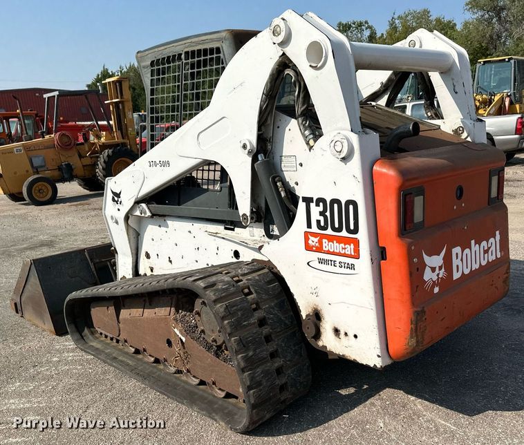 image for item NF9224 2009 Bobcat T300  tracked skid steer loader