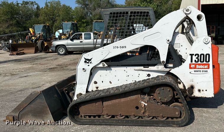 image for item NF9224 2009 Bobcat T300  tracked skid steer loader