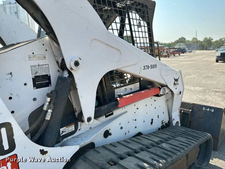 image for item NF9224 2009 Bobcat T300  tracked skid steer loader